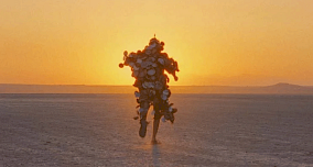 The Sky Trembles and the Earth Is Afraid and the Two Eyes Are Not Brothers fotograma